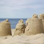 Comfortable Homes With Terraces, Дом отдыха